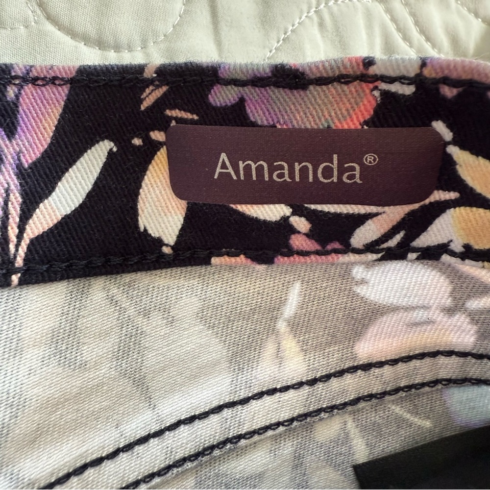 Gloria Vanderbilt Amanda Dark NavyFloral Capri Slimming‎ Pants Women's 10 NWT - Picture 7 of 12